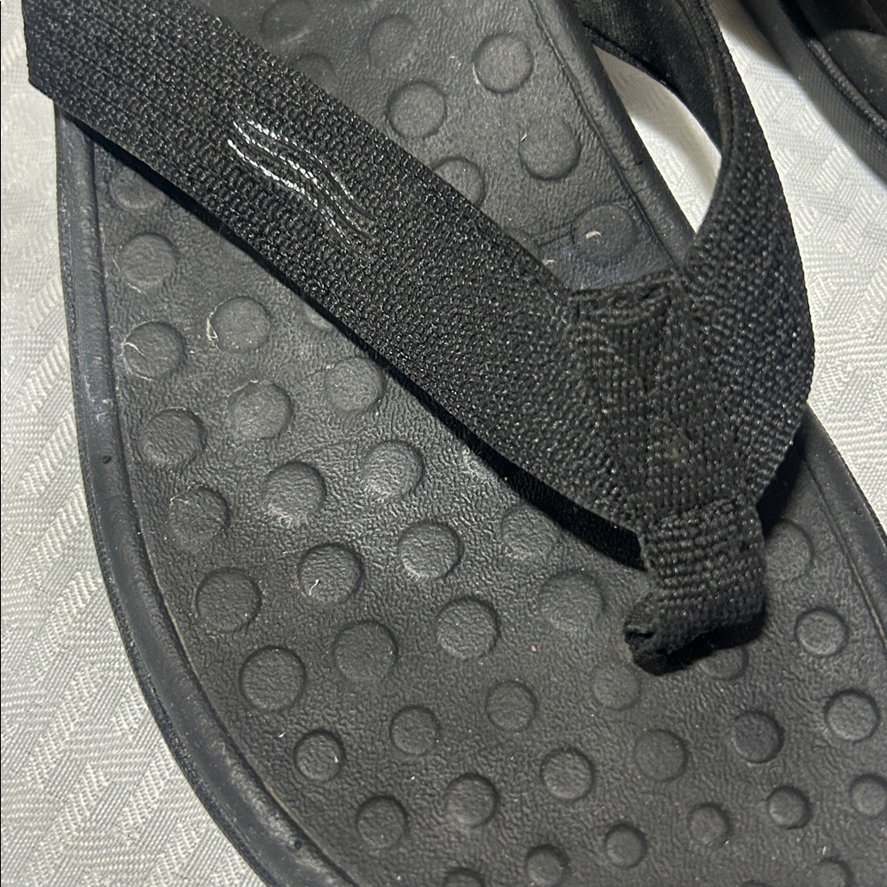 Vionic Wave 44 Black Flip-Flops 7 / 8 - Picture 4 of 15